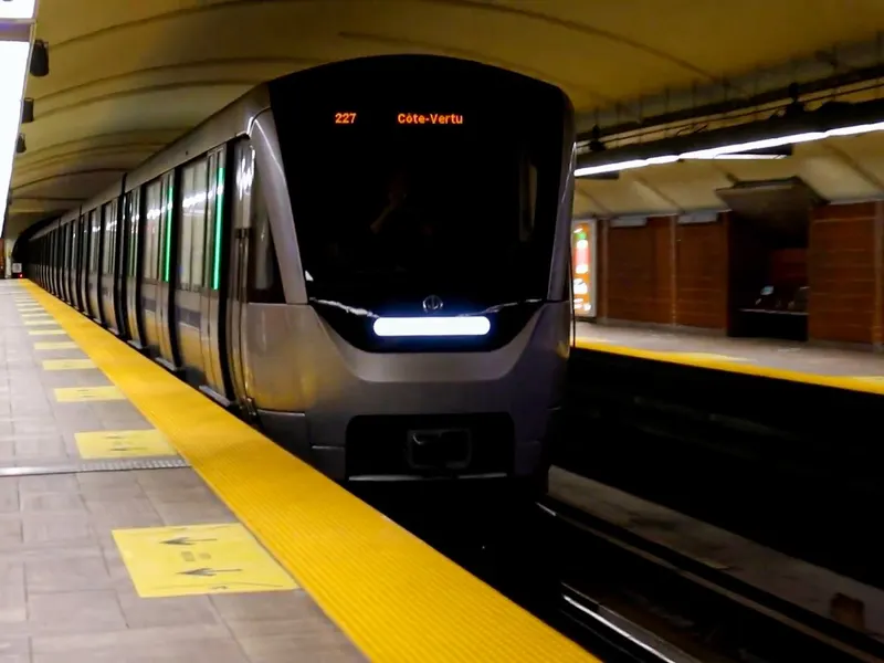 An Azur métro train at Henri-Bourassa station