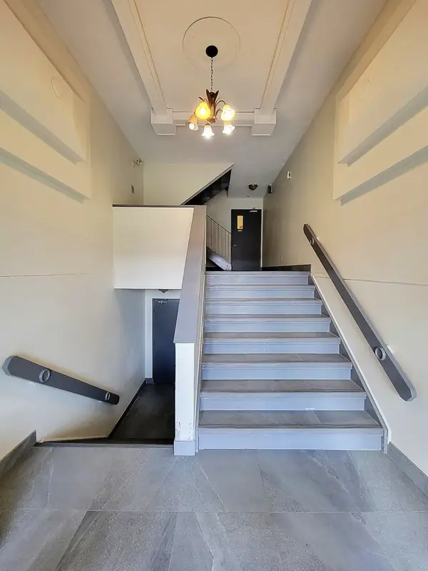 L'entrée commune et la cage d'escalier