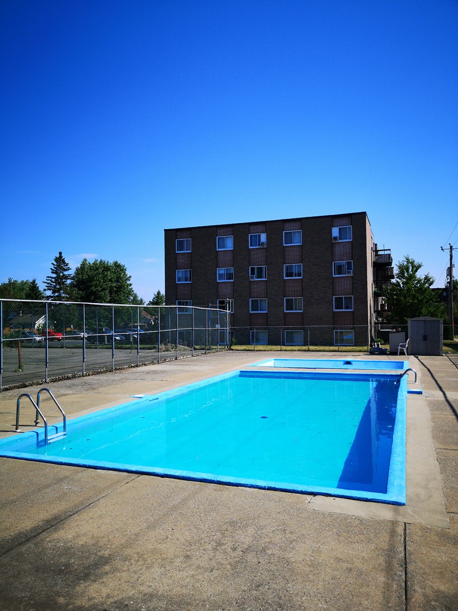 The outdoor swimming pool on the grounds at 7315 avenue Chauvin