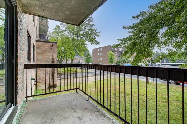 Balcon du 4½ au rez-de-chaussée, donnant sur la pelouse et la rue, au 453, rue Darontal, Boucherville