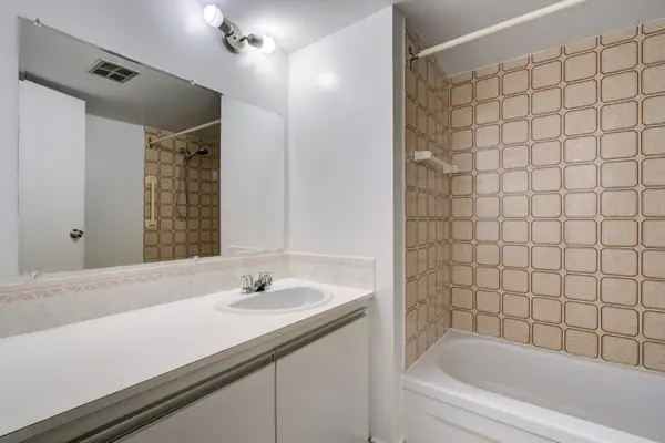 Salle de bain avec baignoire et vanité dans le 4½, au 453, rue Darontal, Boucherville