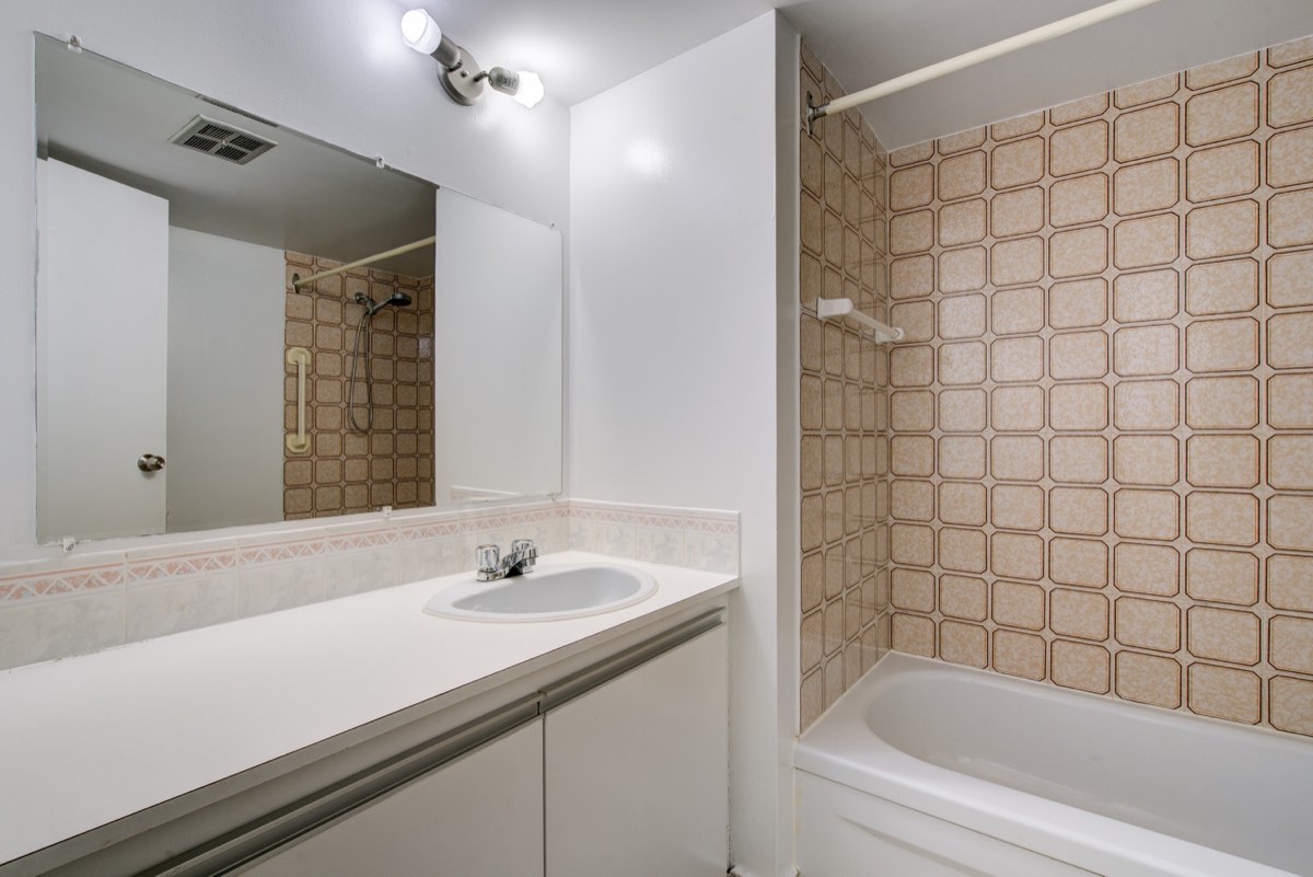Bathroom with bath and vanity in the 4½