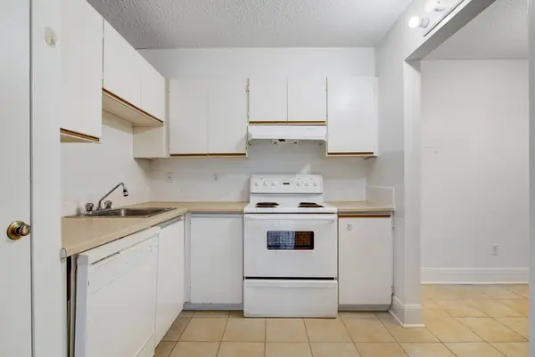 Cuisine avec armoires blanches, cuisinière et lave-vaisselle dans le 4½, au 453, rue Darontal, Boucherville