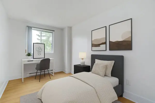 Deuxième chambre mise en scène avec lit simple et bureau dans le 4½, au 453, rue Darontal, Boucherville