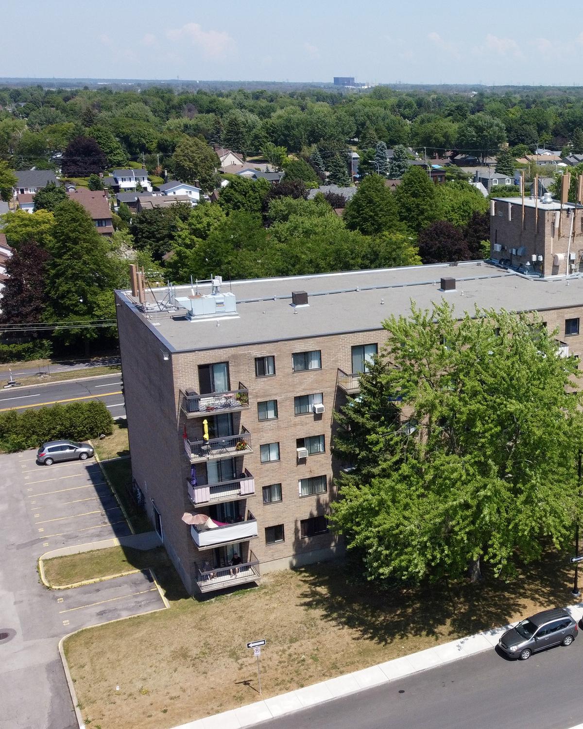 453 rue Darontal, Boucherville, and the wooded grounds around it