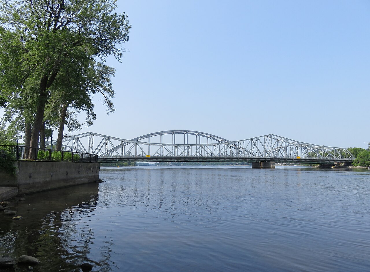 The Rivière des Prairies seen from the Lachapelle bridge, between Cartierville and Laval