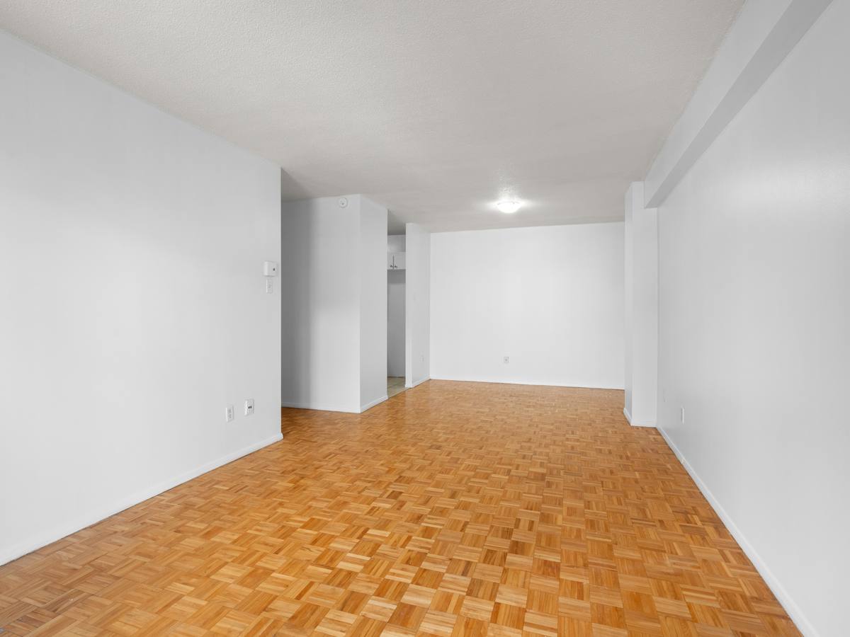 Living and dining of a 4½ for rent at 1700 boul. Lévesque Est