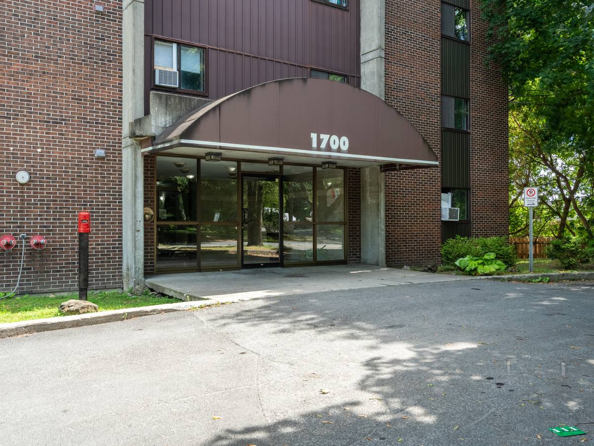 Entrance of the rental building at 1700 boulevard Lévesque Est, Laval