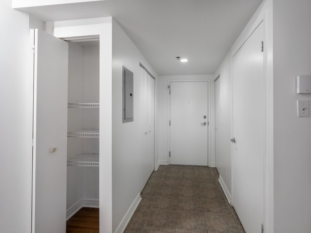Entrance hall with storage