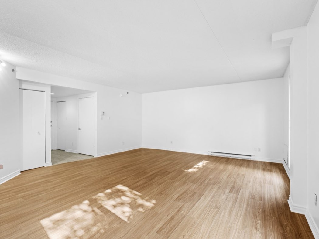The main room with parquet floor