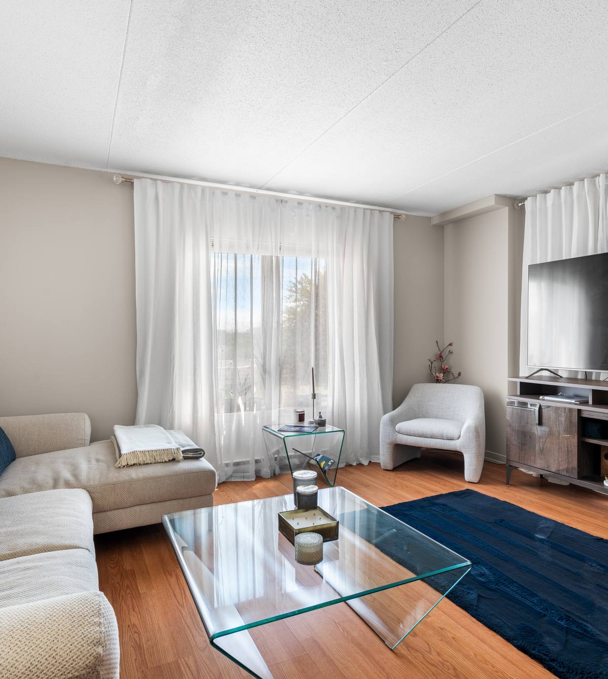 Staged living room in the 5½ at 1750 boulevard Lévesque Est