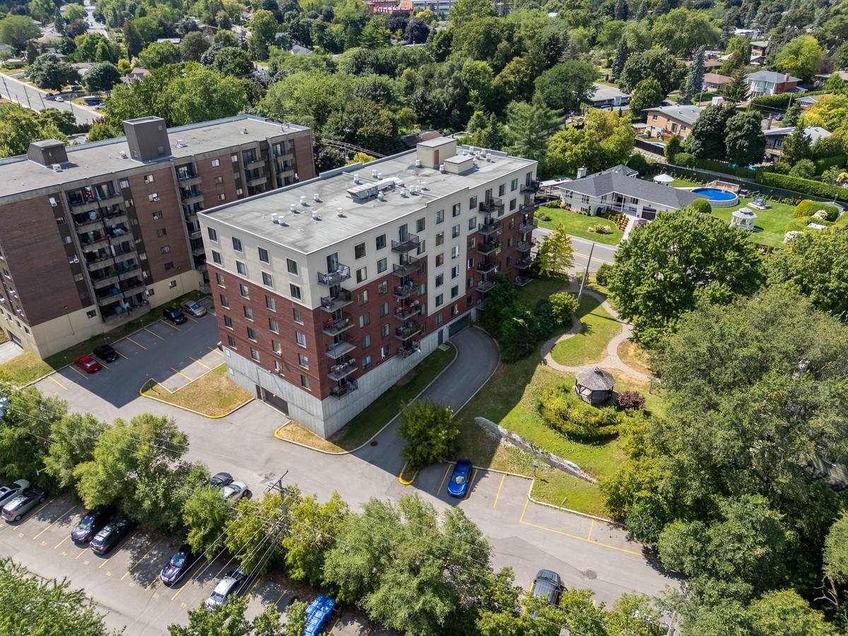 1750 boulevard Lévesque Est from the air, with its grounds and parking.