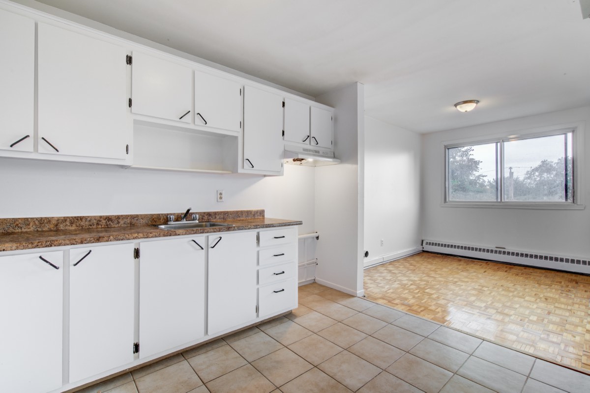 Kitchen opening onto the dining area