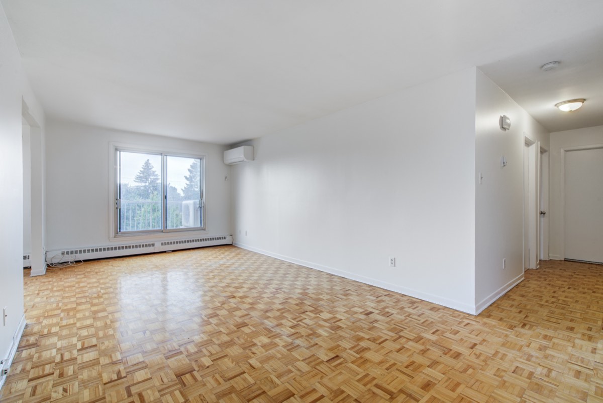 Living room with parquet floor at boulevard de Montarville
