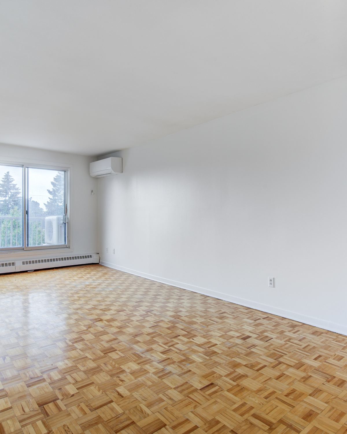 Living room with parquet floor at boulevard de Montarville
