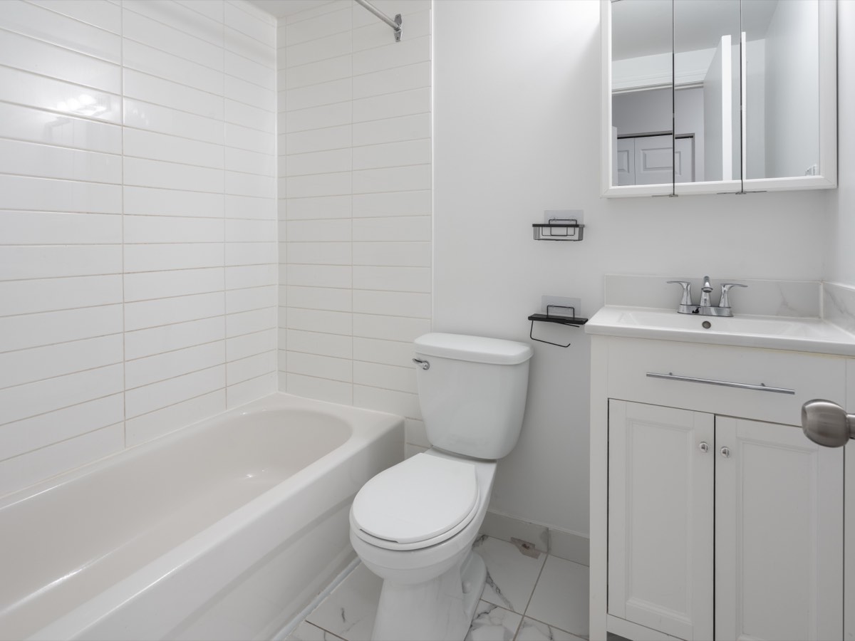 Bathroom with white tiled surround in the 3½