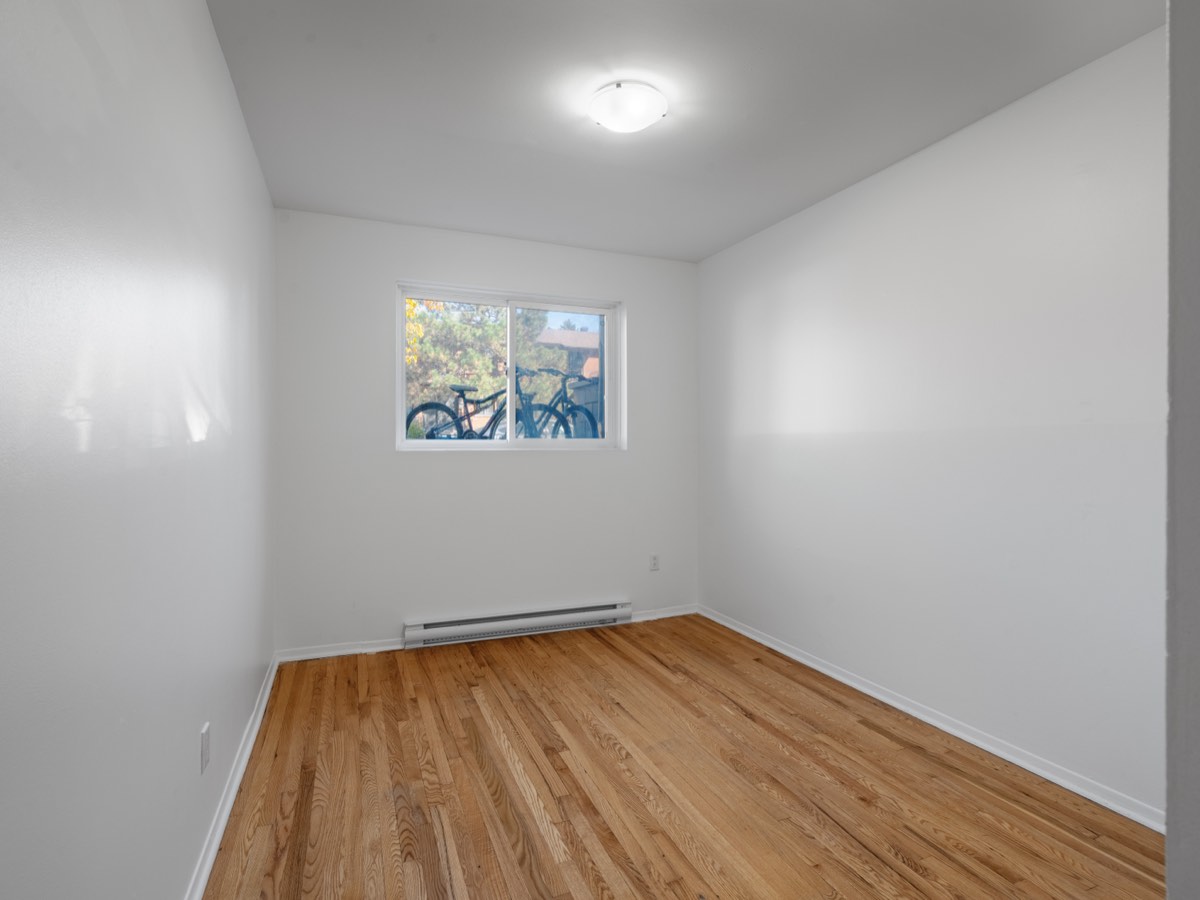 Bedroom with hardwood floor in the 3½
