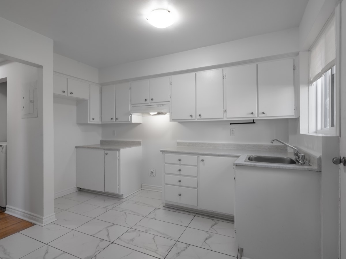 Bright white kitchen in the 3½
