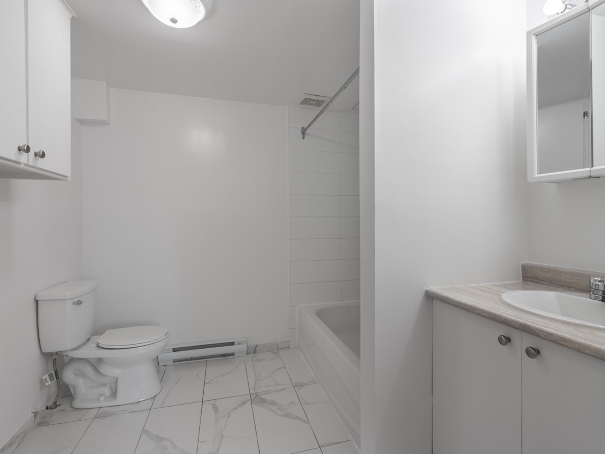 Bathroom with bath and vanity in the 4½