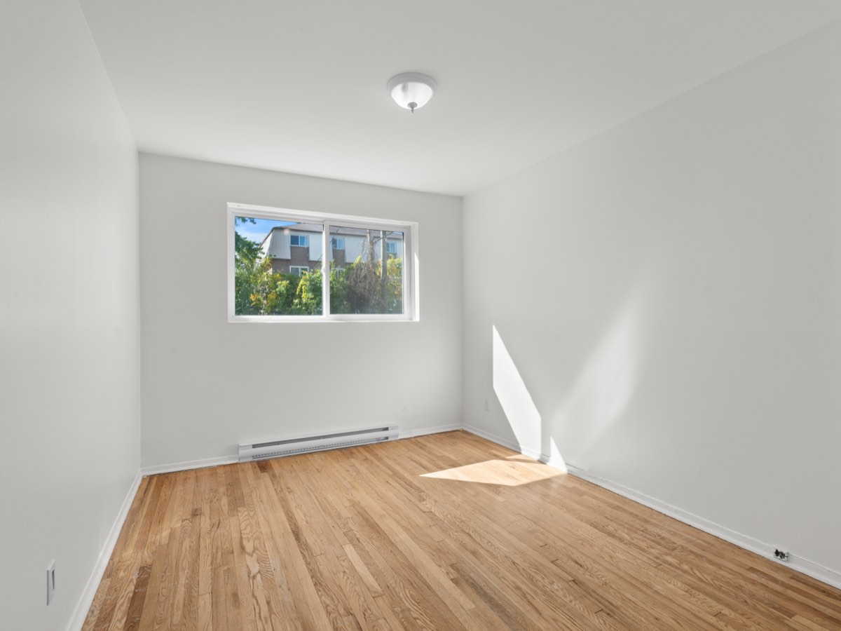 Bedroom with window and hardwood floor in the 4½