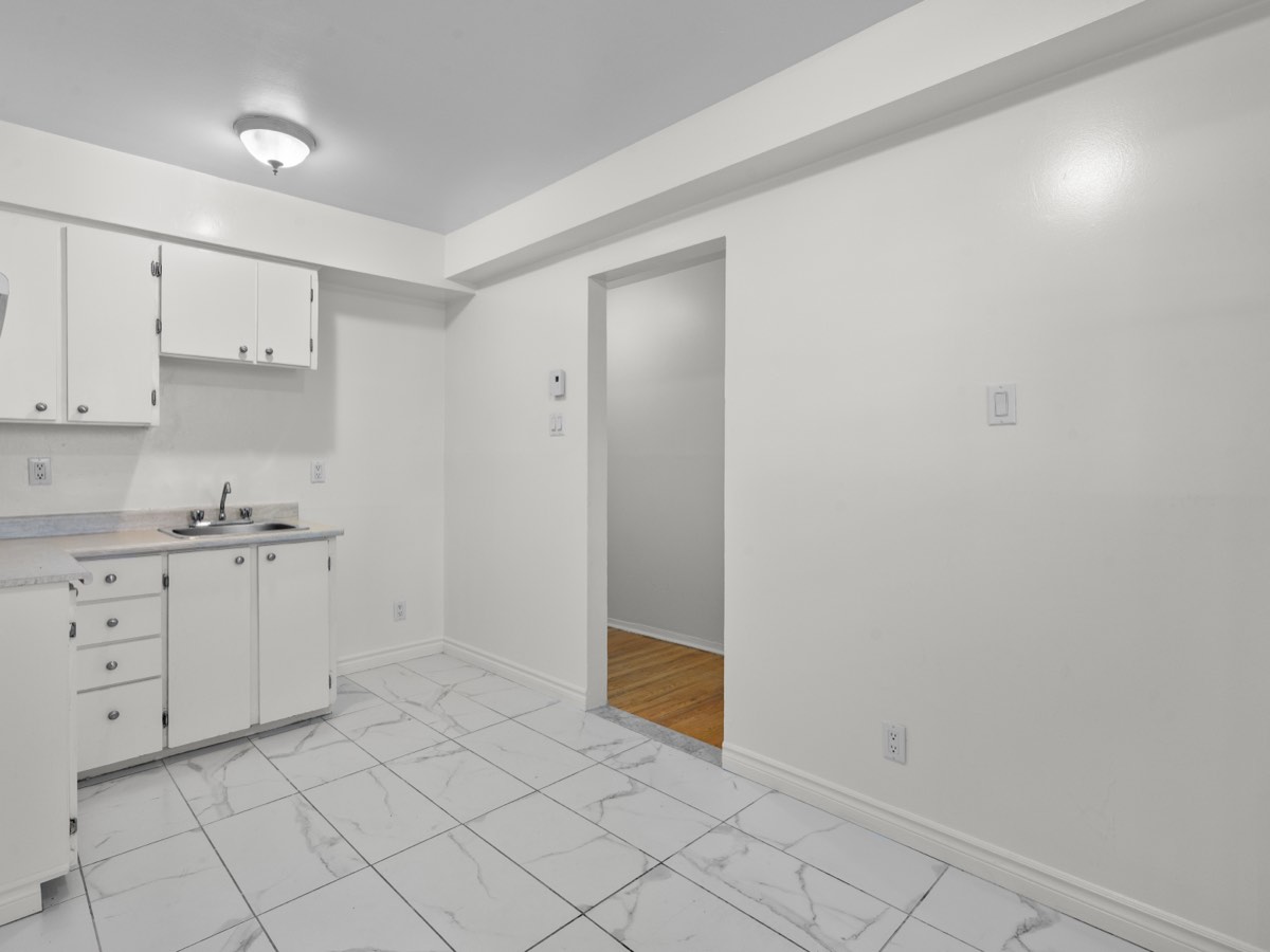 White kitchen with tiled floor in the 4½