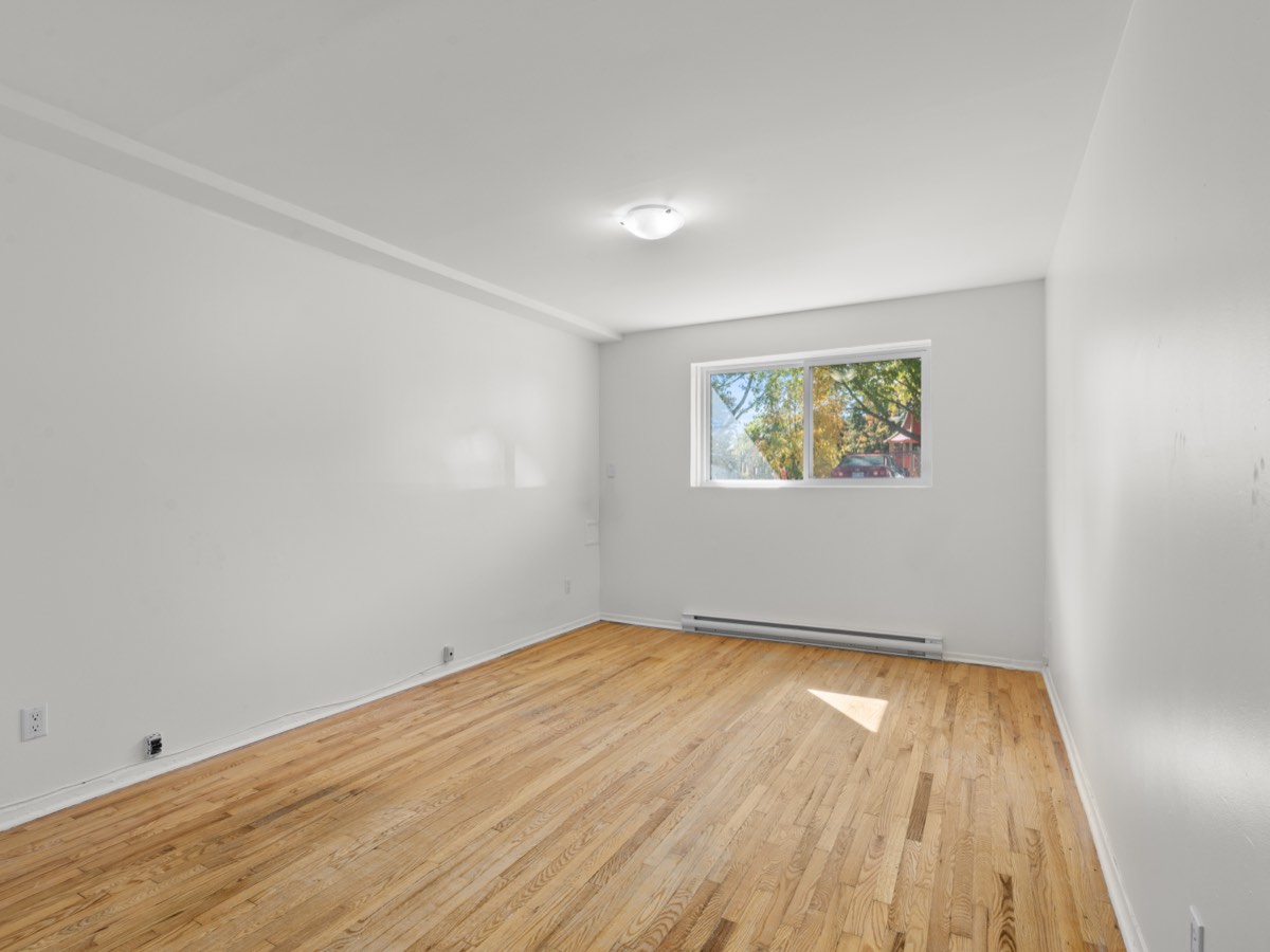 Living room with hardwood floors in the 4½