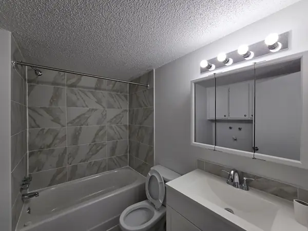 Salle de bain avec céramique à l'aspect marbre et baignoire