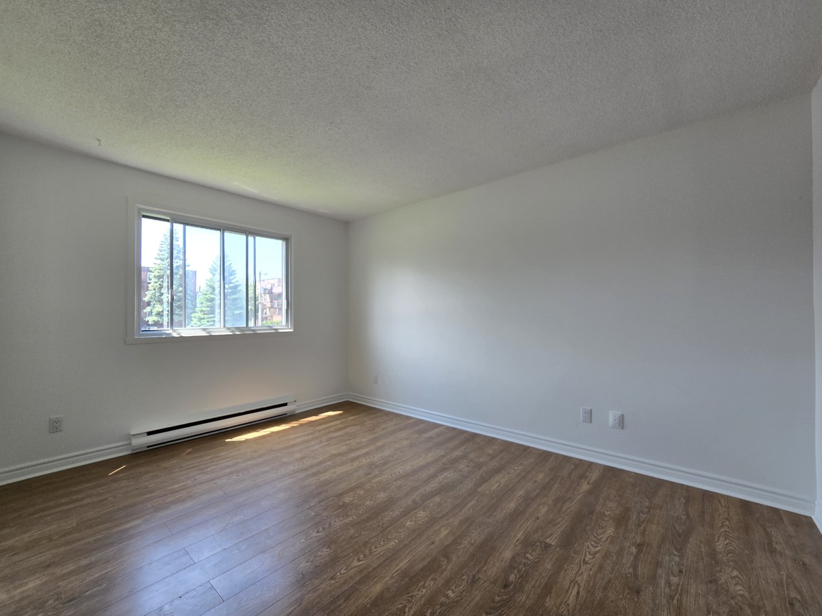 Deuxième chambre avec fenêtre donnant sur le terrain