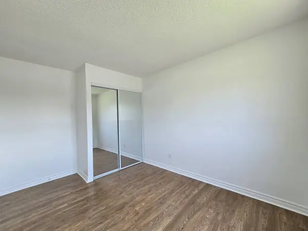 Chambre avec garde-robe à portes miroirs dans le 5½