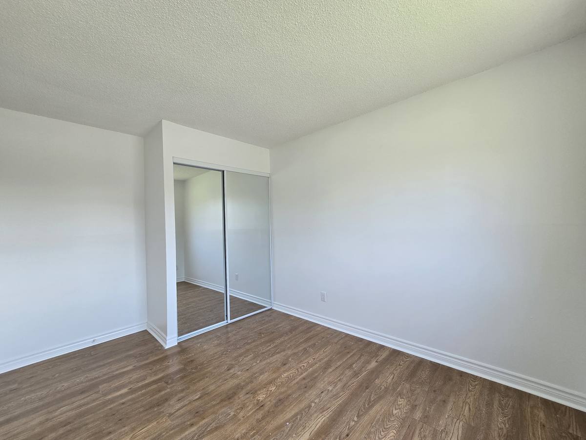 Bedroom with a mirrored closet in the 5½