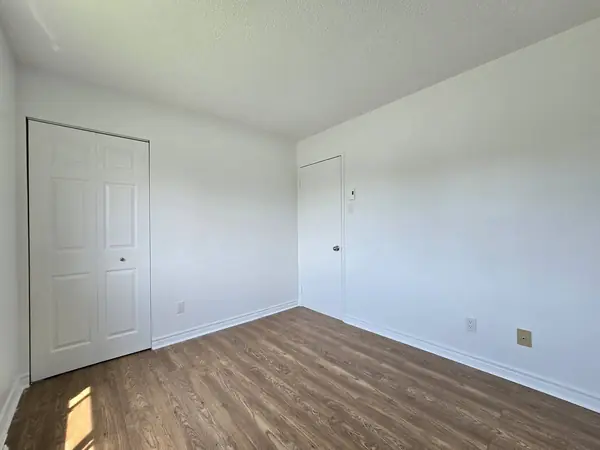 Chambre avec garde-robe à deux portes dans le 5½