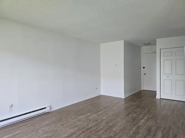 Salon avec plancher de bois franc dans le 5½