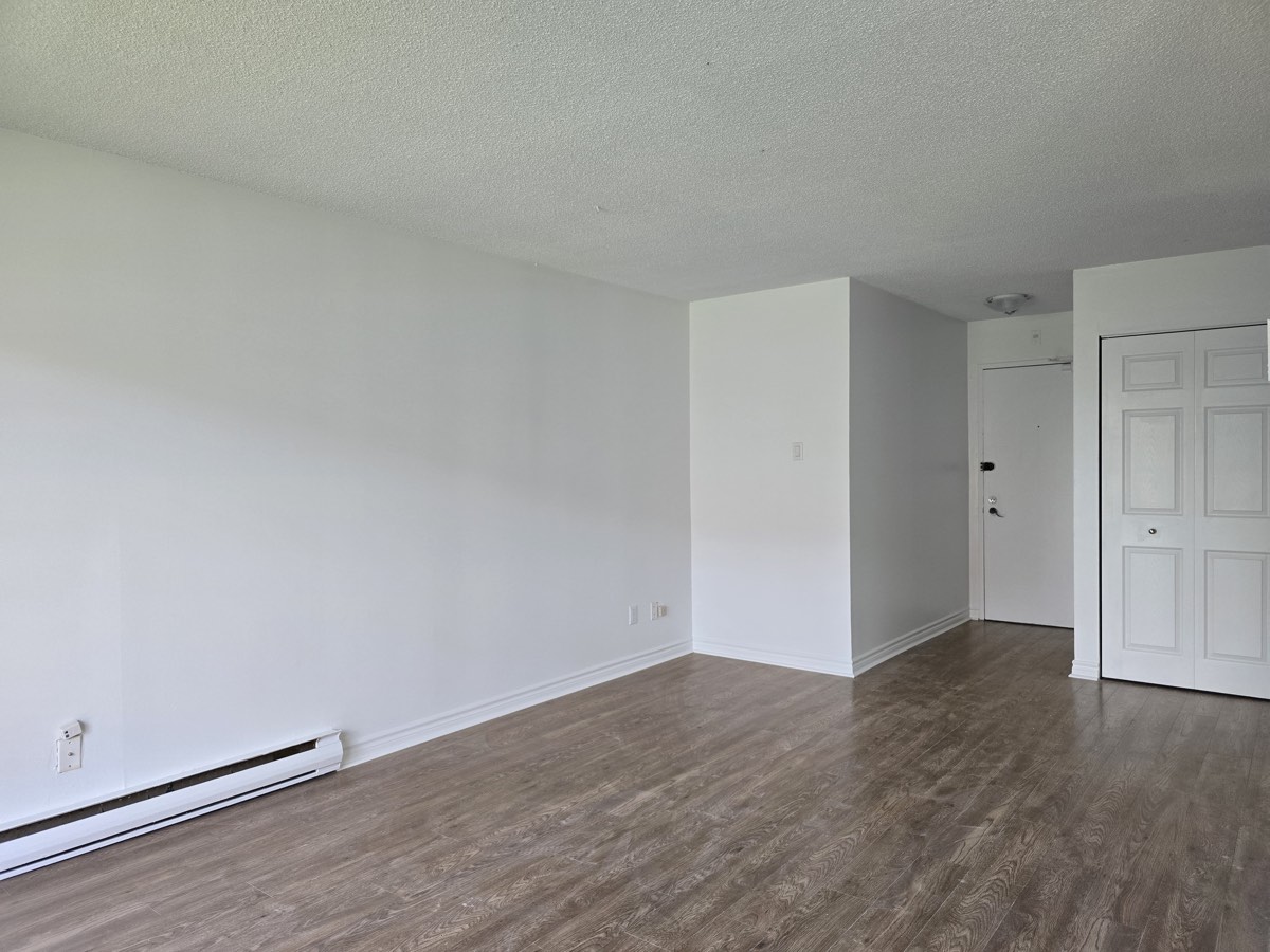 Salon avec plancher de bois franc dans le 5½