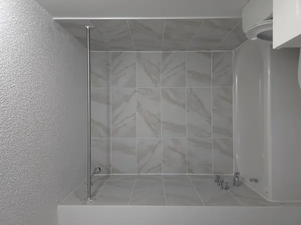 Douche à l'italienne avec paroi de verre