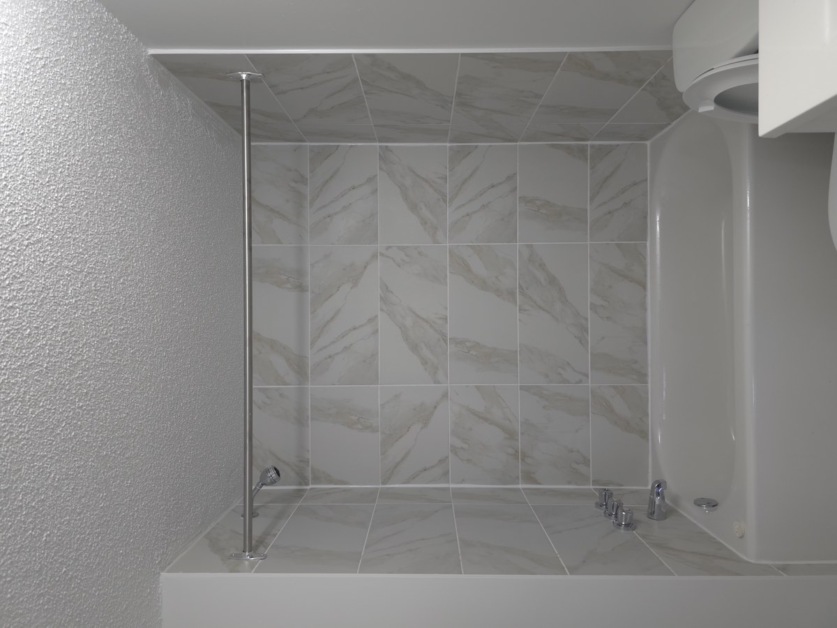 Douche à l'italienne avec paroi de verre