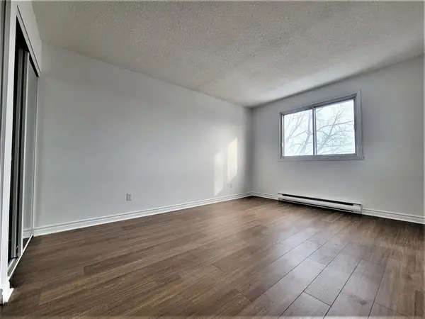 Chambre avec garde-robe à portes miroirs