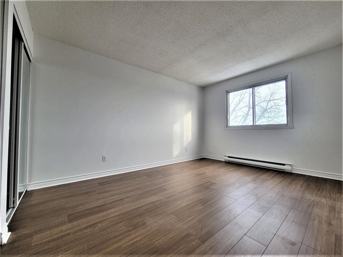 Chambre avec garde-robe à portes miroirs