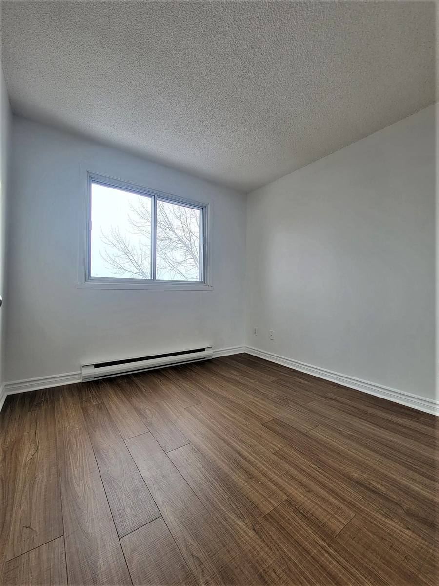 Bedroom with a window in the 4½