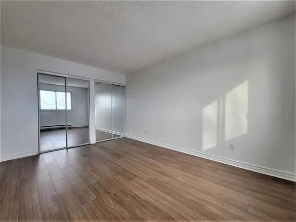 Chambre avec deux garde-robes à portes miroirs dans le 4½