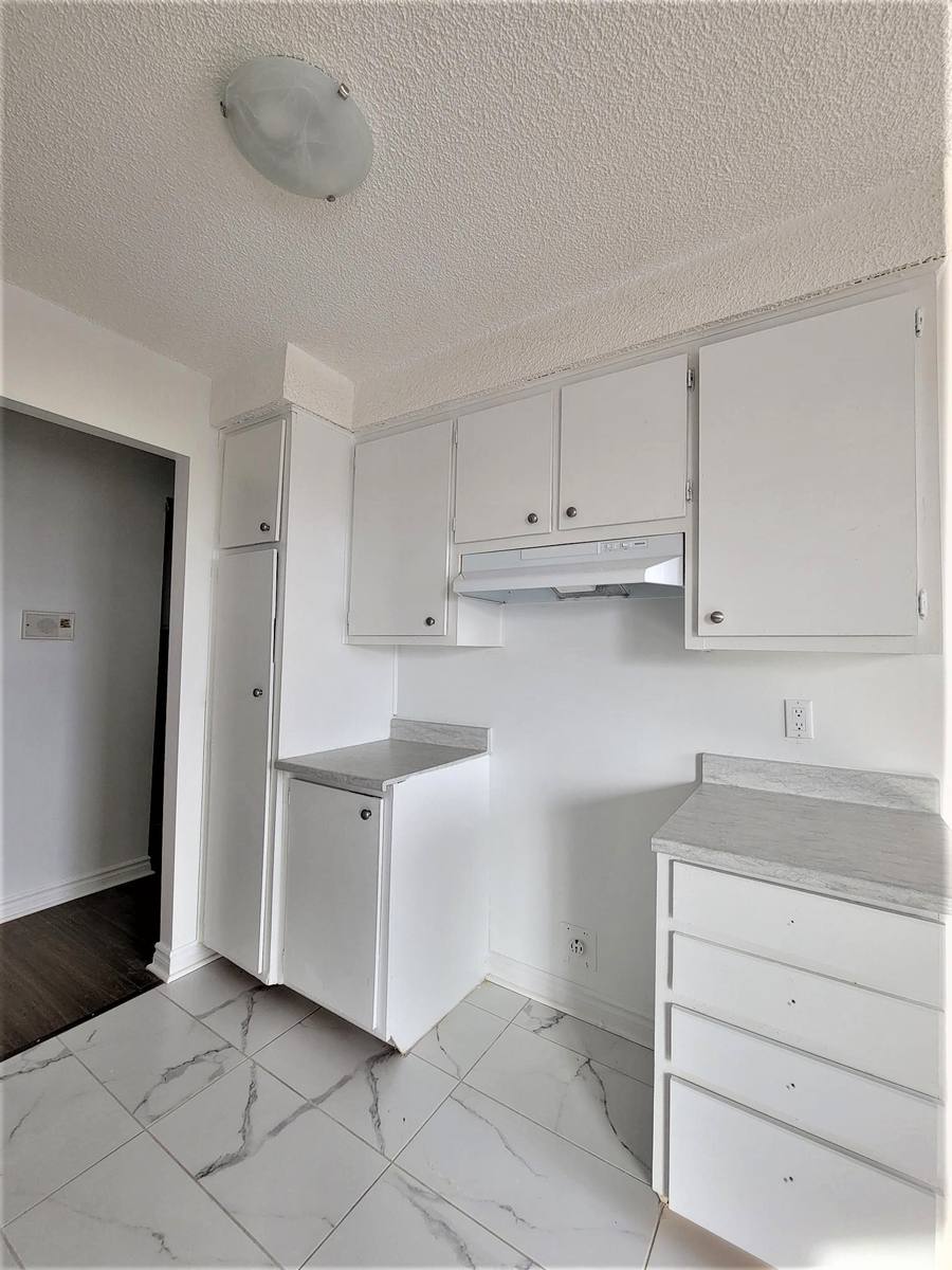 Kitchen cabinets and range hood in the 4½