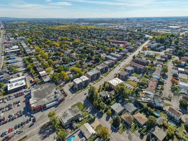 The neighbourhood around boulevard Saint-Elzéar Ouest, from the air