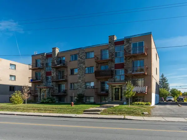 Front of 22-32 boul. Saint-Elzéar Ouest, Laval