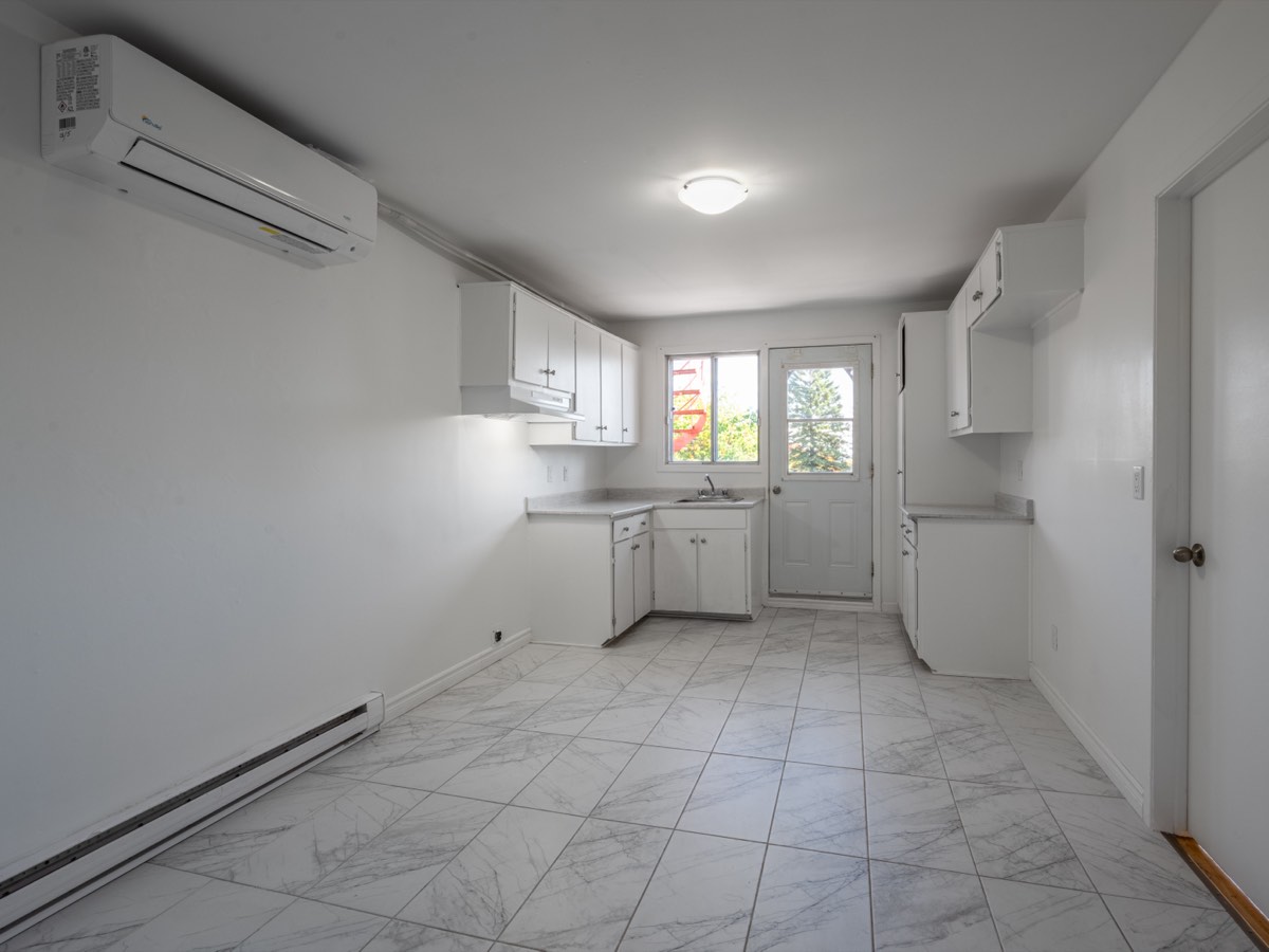 Kitchen with an air conditioning unit at boulevard Saint-Elzéar