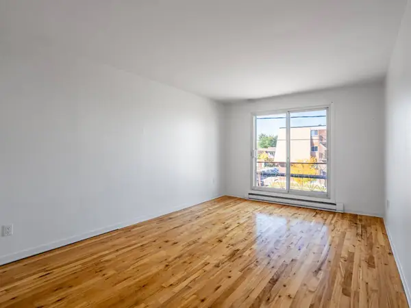 Photo of the building, 22-32 boul. Saint-Elzéar Ouest