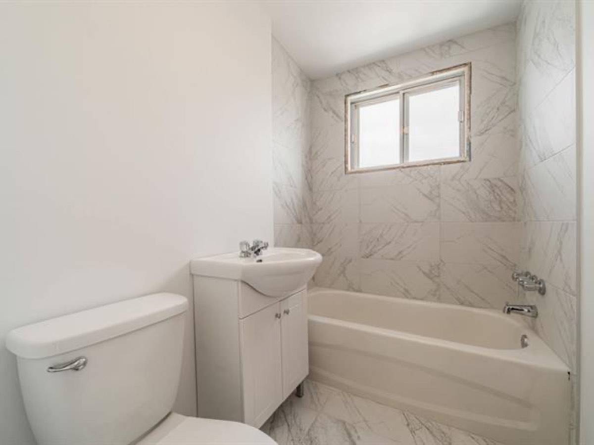 Bathroom with marble-look tiling in the 4½