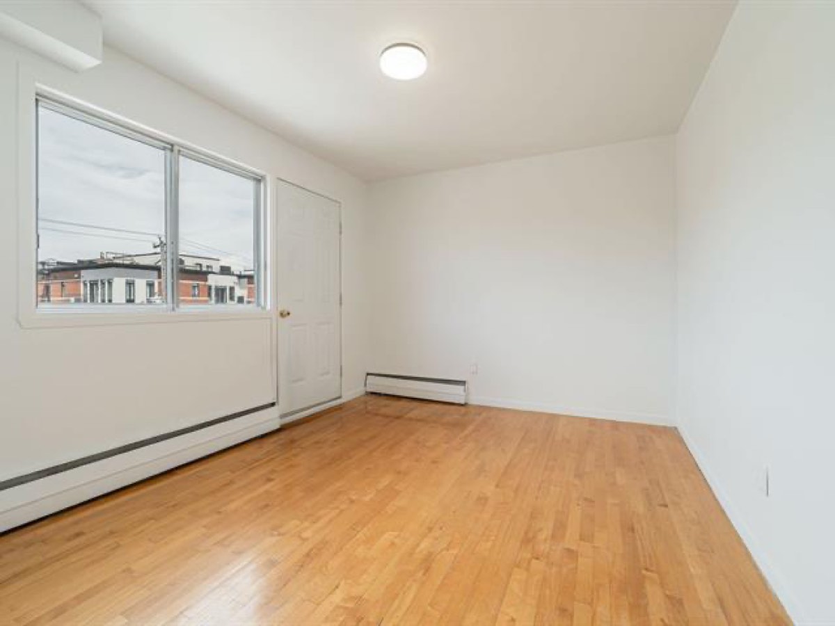 Main bedroom with balcony door in the 4½