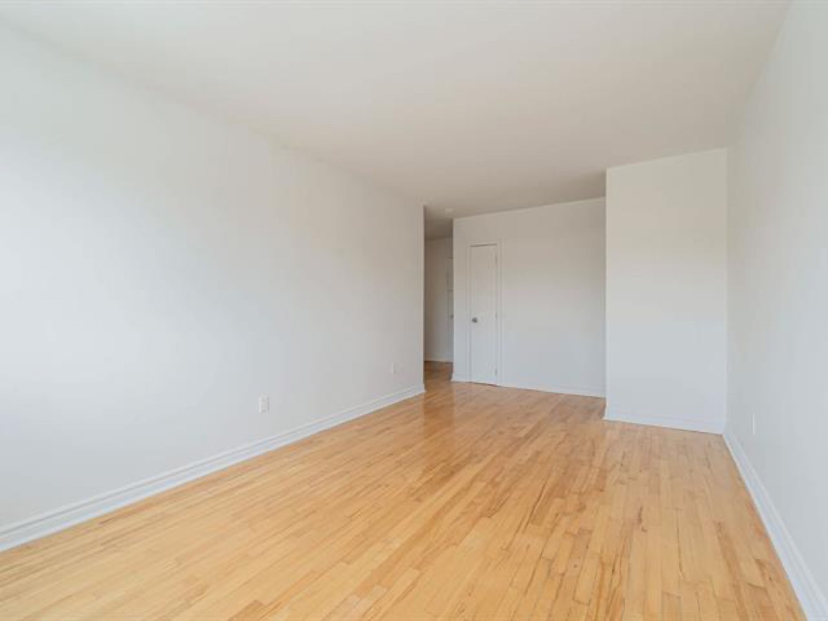 Living room with hardwood floors in the 4½