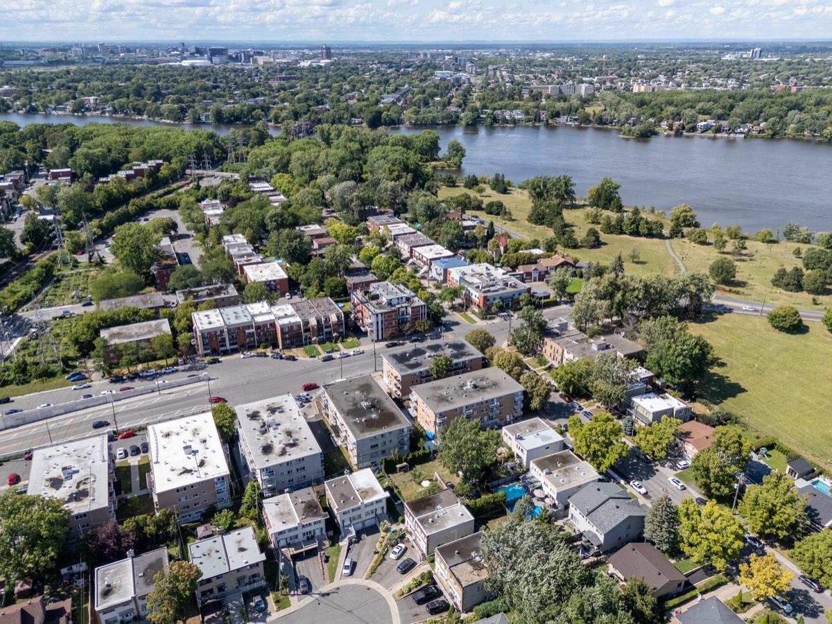 Vue aérienne d'Ahuntsic-Cartierville, avec la rivière des Prairies en arrière-plan