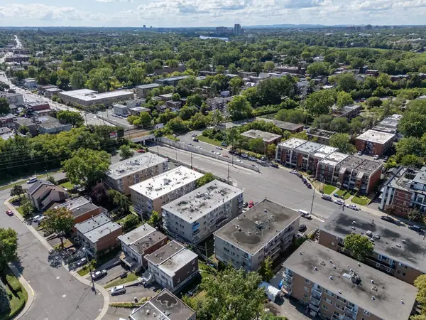 The block around 1020 rue de Salaberry seen from above, with the street and parking